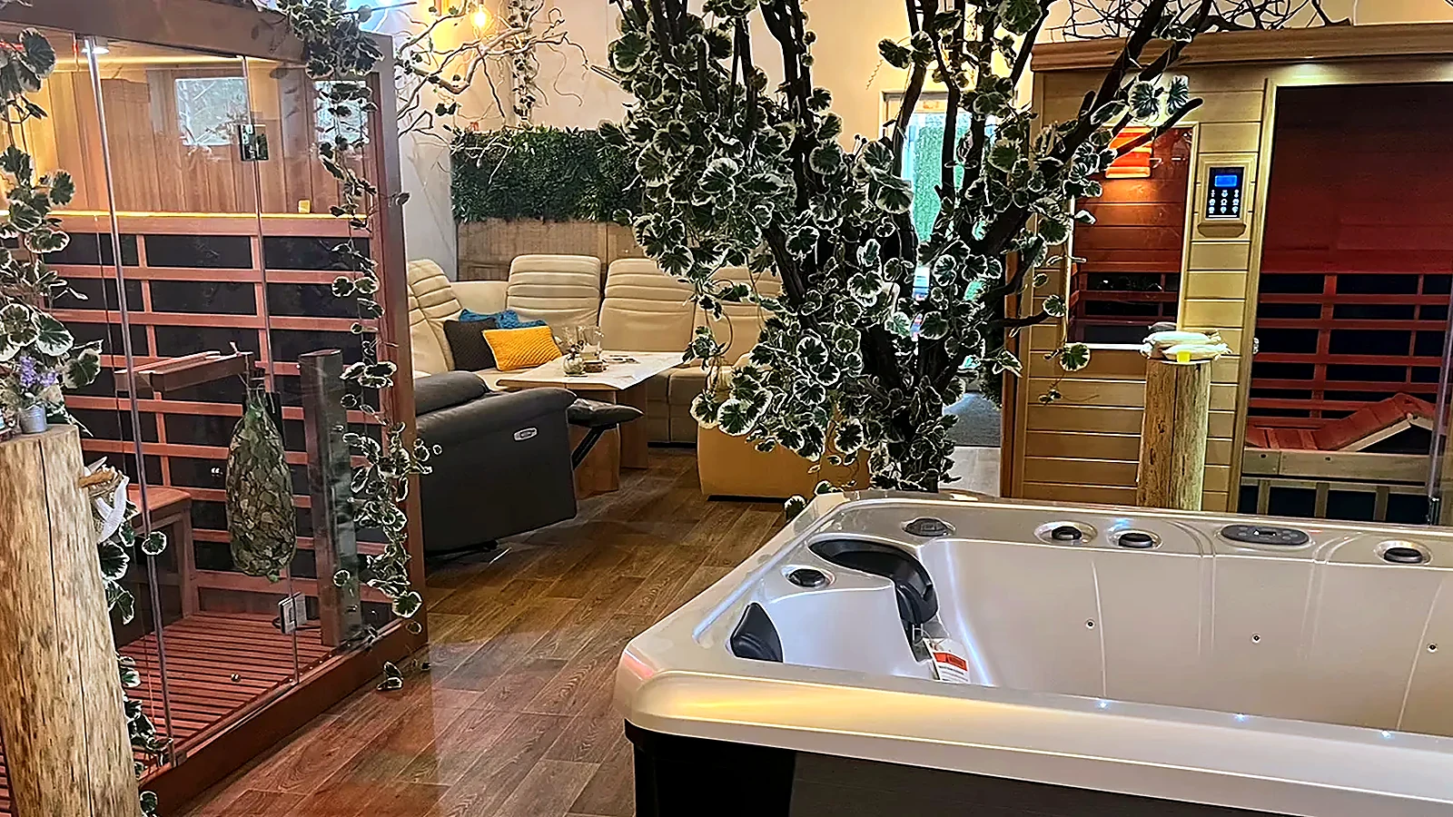 Interiér showroomu Welldo — křeslo, infrasauny a vířivka