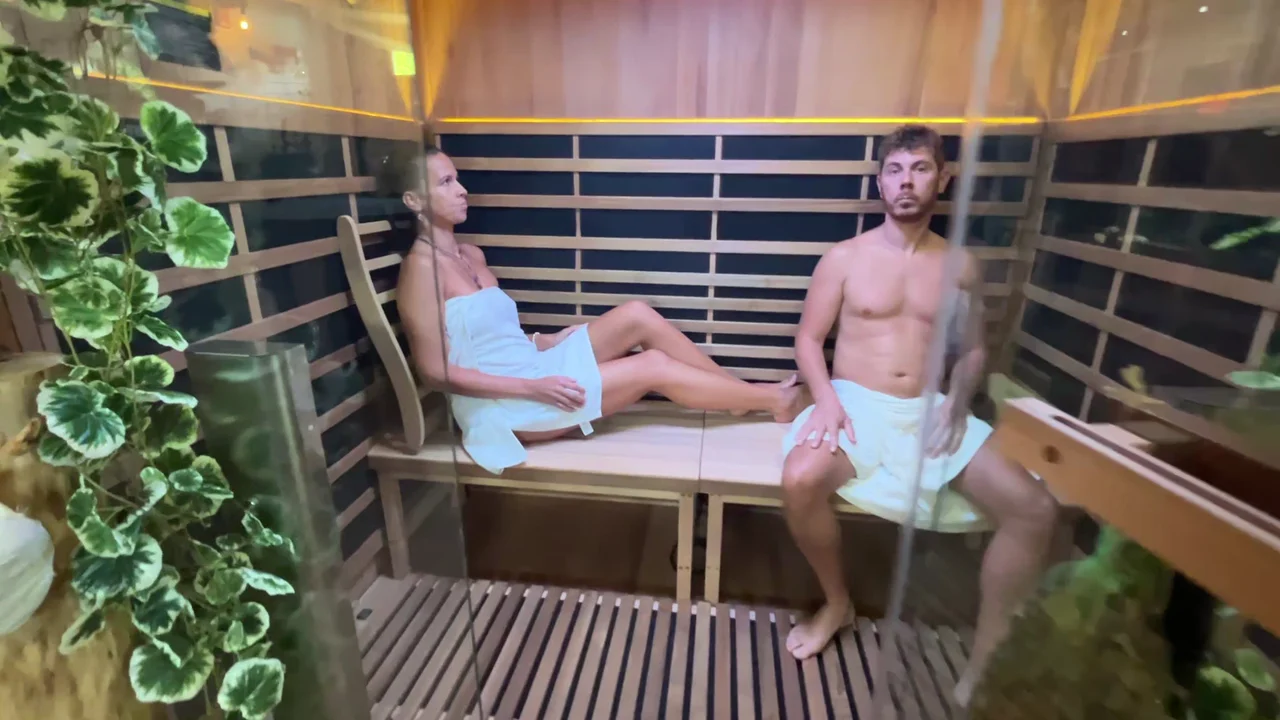 Zkoušení produktů naostro v showroomu Welldo — pár zkouší napuštěné modely
