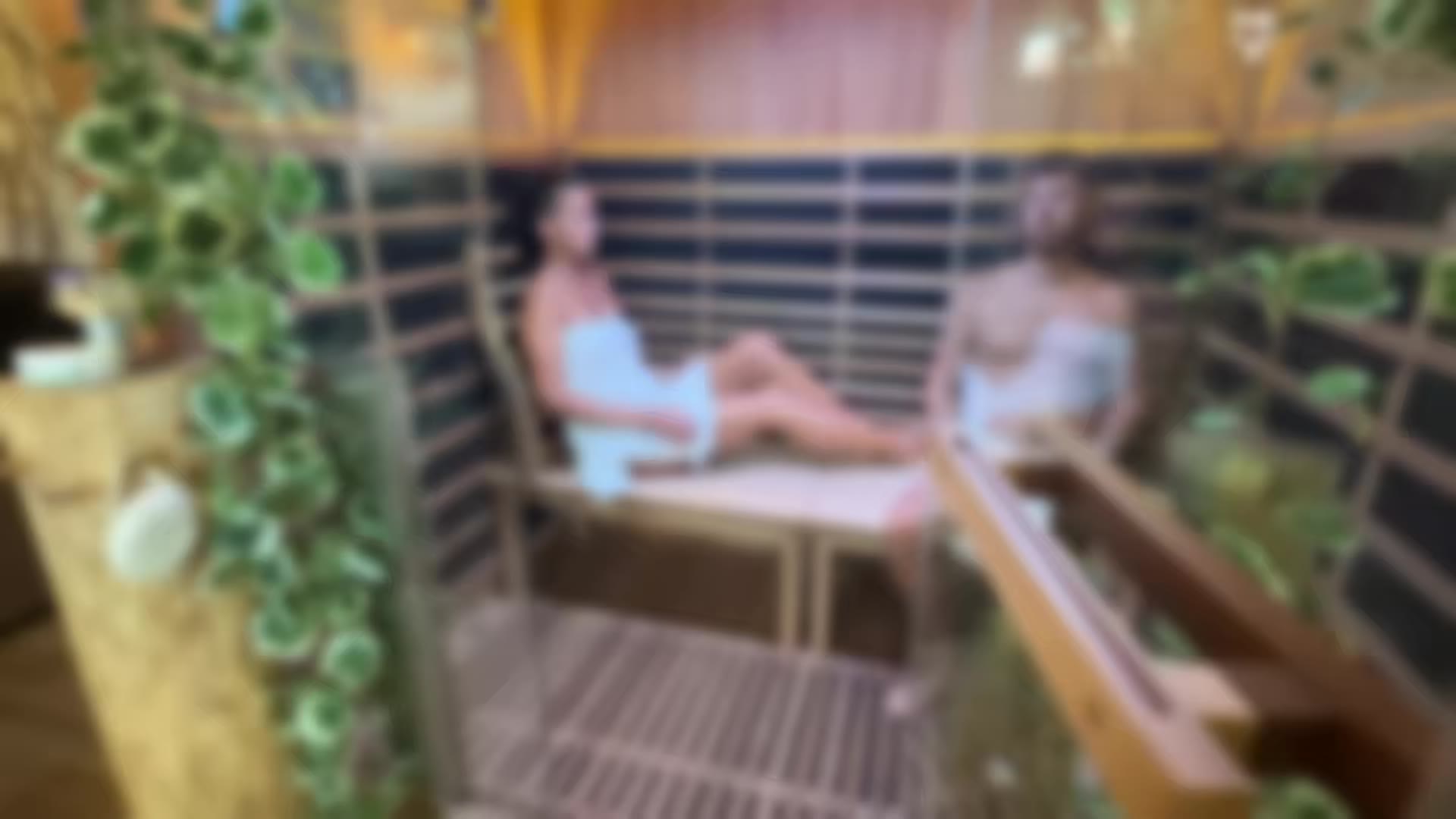 Zkoušení produktů naostro v showroomu Welldo — pár zkouší napuštěné modely